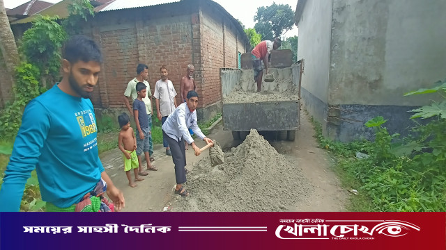 মাগুরায় ব্যক্তিগত অর্থায়নে বেহাল সড়ক সংস্কার করলেন বিএনপি নেতা