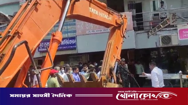 ফরিদপুরে সওজের জমি ও মেডিকেল কলেজ এলাকায় অবৈধ স্থাপনা উচ্ছেদ