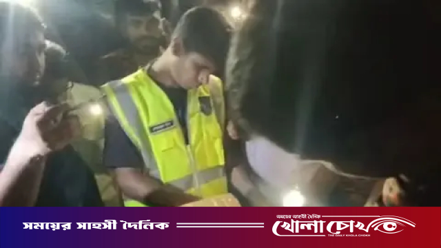 ফরিদপুরে নিয়ন্ত্রণ হারিয়ে মাইক্রোবাস খাদে, নিহত ১: মিলল ১৪০ বোতল ফেনসিডিল