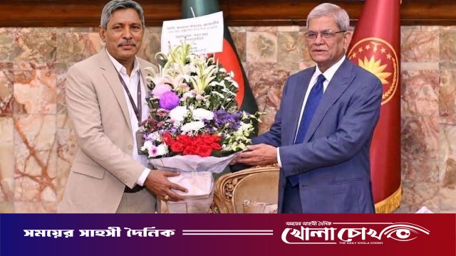 বঙ্গভবনে রাষ্ট্রপতি মির্জা ফখরুল ইসলাম আলমগীরকে ফরিদপুর জেলা পরিষদের ফুলেল শুভেচ্ছা