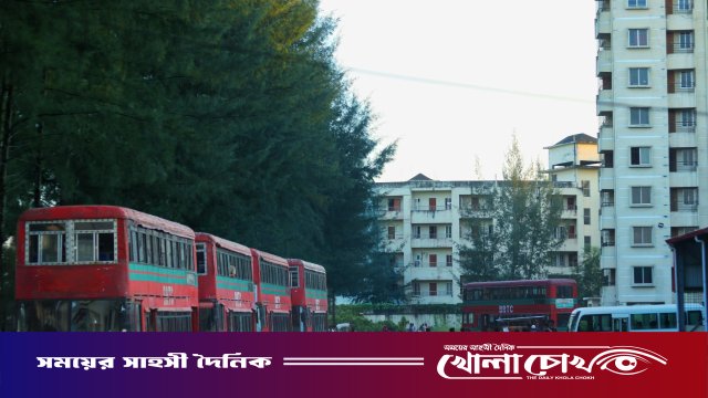 বাস ছাড়ার অপেক্ষায় জমে ওঠা এক টুকরো ক্যাম্পাস