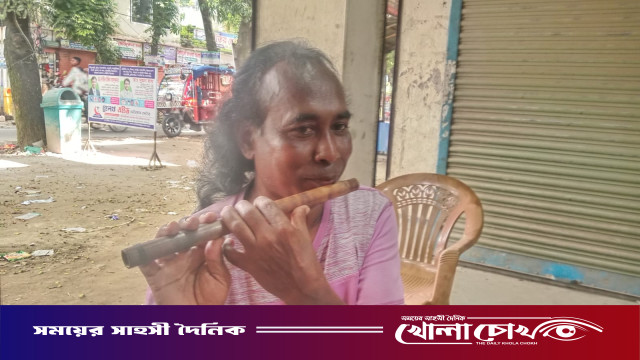 প্রেমের বিরহ ভুলতে হাতে বাঁশি, ২৫ বছর ধরে সুর বিলাচ্ছেন ‘বাঁশি বাবলু’