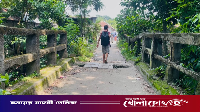 সালথায় জরাজীর্ণ সেতুতে ঝুঁকি নিয়ে পারাপার ১৫ গ্রামের মানুষের, বড় দুর্ঘটনার শঙ্কা