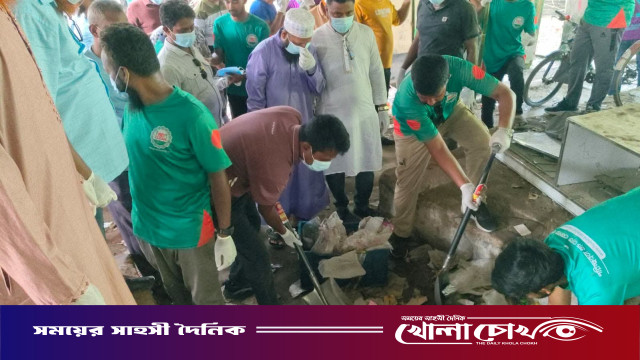 আগৈলঝাড়ায় ডেঙ্গু প্রতিরোধে প্রশাসনের বিশেষ পরিচ্ছন্নতা অভিযান
