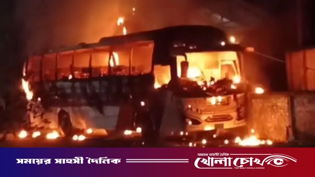 ময়মনসিংহে দাঁড়িয়ে থাকা বাসে ভয়াবহ আগুন