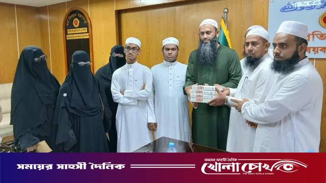 উপহার হিসেবে দেওয়া ‘নেক্সাস’ বই ফেরত নিলেন ধর্ম প্রতিমন্ত্রী