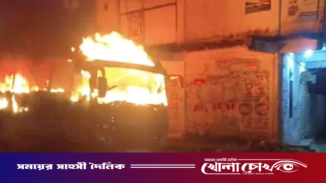 সিদ্ধিরগঞ্জে সড়কের পাশে রাখা বাসে দুর্বৃত্তদের আগুন