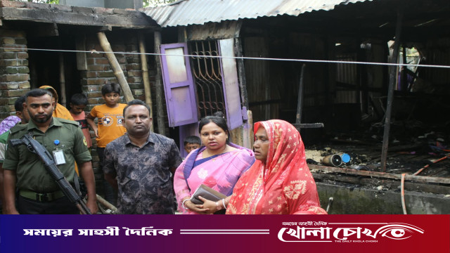 নদীভাঙনে তিনবার ঘরহারা, এবার আগুনে ছাই হলো ঝর্না বেগমের শেষ সম্বল