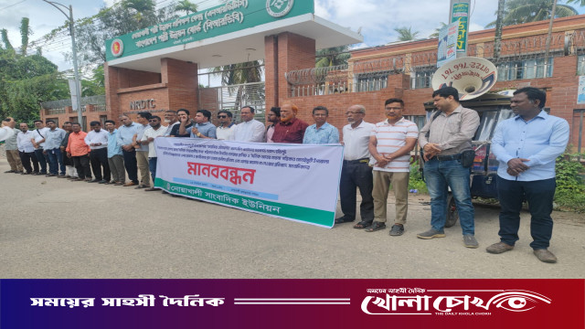 সোনাইমুড়ীতে দুই সাংবাদিকের ওপর হামলা: মামলা না নেওয়ার প্রতিবাদে নোয়াখালীতে মানববন্ধন