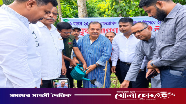 আগৈলঝাড়ায় বৃক্ষরোপণ কর্মসূচির উদ্বোধন ও চারা বিতরণ করলেন জহির উদ্দিন স্বপন