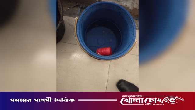 কুষ্টিয়ার দৌলতপুরে রাস্তার পাশ থেকে তাজা ককটেল উদ্ধার