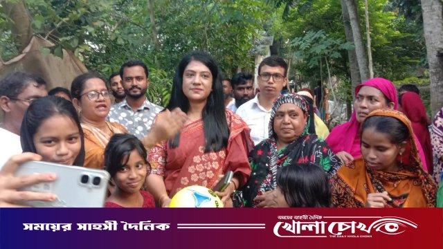 নগরকান্দায় সরকারি আশ্রয়ণ কেন্দ্রে ইউএনও’র আকস্মিক পরিদর্শন: আর্থিক সহায়তা ও ফুটবল বিতরণ