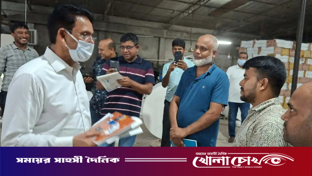 পাঠ্যবইয়ের মান যাচাইয়ে মধ্যরাতে ছাপাখানায় শিক্ষামন্ত্রীর আকস্মিক পরিদর্শন