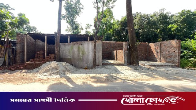 সদরপুরে সরকারি জায়গা দখল করে ৩টি দোকান নির্মাণের অভিযোগ যুবদল নেতার বিরুদ্ধে, কাজ বন্ধ করল প্রশাসন