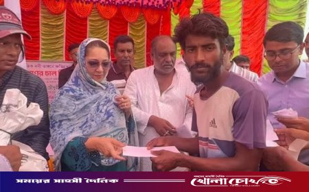 ফরিদপুরে নদীভাঙনে ক্ষতিগ্রস্তদের পাশে নায়াব ইউসুফ: চাল ও নগদ অর্থ বিতরণ