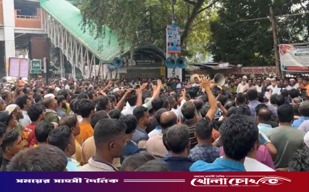 প্রেসক্লাবের সামনের সড়কে অটোরিকশা চালকদের অবরোধ