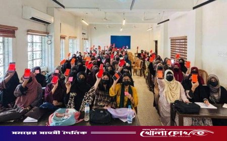 ঢাবি শিক্ষক তাসনিম সিরাজকে লাল কার্ড দেখালেন শিক্ষার্থীরা