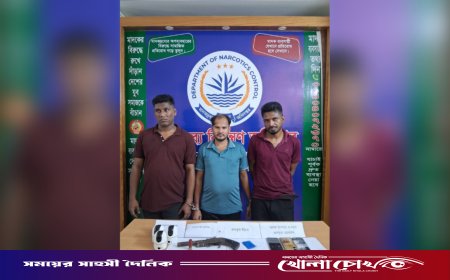 নোয়াখালীতে অটোরিকশার গ্যারেজ থেকে অস্ত্র ও ইয়াবাসহ গ্রেপ্তার ৩