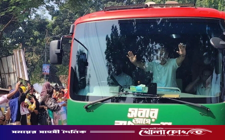 সৈয়দপুর পৌঁছেছেন প্রধানমন্ত্রী, বাস থেকে হাত নেড়ে শুভেচ্ছা জানালেন নেতাকর্মীদের
