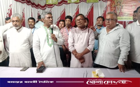 আলফাডাঙ্গায় পূজামণ্ডপে জেলা পরিষদ প্রশাসক পলাশ: সম্প্রীতির বার্তা দিয়ে শাড়ি ও অর্থ বিতরণ