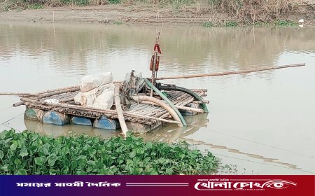 সদরপুরে প্রকাশ্যেই খাল থেকে ড্রেজারে বালু উত্তোলন, ঝুঁকিতে কৃষিজমি ও সড়ক