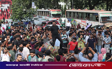 সচিবালয় স্থানান্তরের প্রতিবাদে আগারগাঁওয়ে শেকৃবির শিক্ষার্থীদের সড়ক অবরোধ