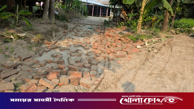 আগৈলঝাড়ায় বিদ্যালয় ও মন্দিরের রাস্তার ইট তুলে ফেলার অভিযোগ