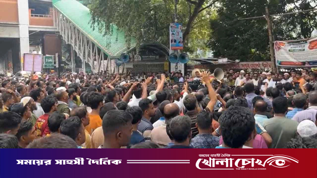প্রেসক্লাবের সামনের সড়কে অটোরিকশা চালকদের অবরোধ