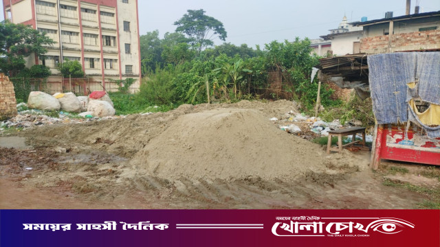 সরকারি জায়গায় বালু ফেলে দখল চেষ্টার অভিযোগ বিএনপি নেতার ভাইয়ের বিরুদ্ধে