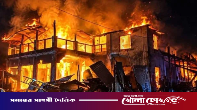 মধ্যরাতে আগুনে পুড়ল ঝলমল সিনেমা হলসহ ২০ দোকান