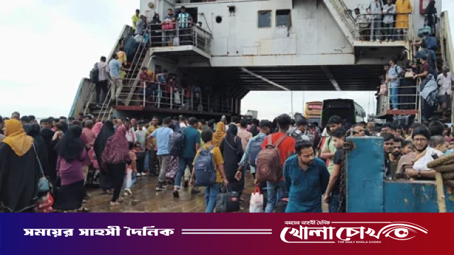 পৌনে এক ঘণ্টা বন্ধ থাকার পর পাটুরিয়া-দৌলতদিয়া রুটে ফেরি চলাচল স্বাভাবিক