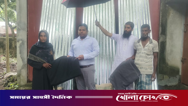 আত্রাইয়ে আগুনে পুড়ে ছাই দিনমজুরের বসতঘর: নিঃস্ব ফেরদৌসের পাশে উপজেলা প্রশাসন
