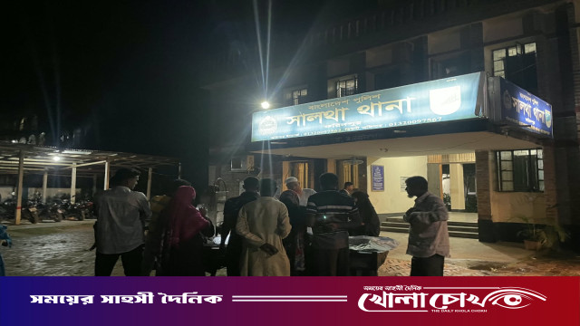 সালথায় গৃহবধূর ঝুলন্ত মরদেহ উদ্ধার: প্রতিবেশীদের বিরুদ্ধে মারধরের অভিযোগ পরিবারের
