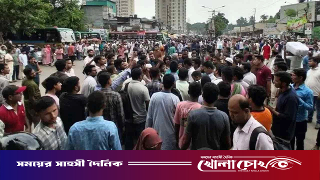 প্রশ্নপত্র ফাঁসের অভিযোগে পরীক্ষা স্থগিত নীলক্ষেতে চাকরিপ্রত্যাশীদের অবরোধ