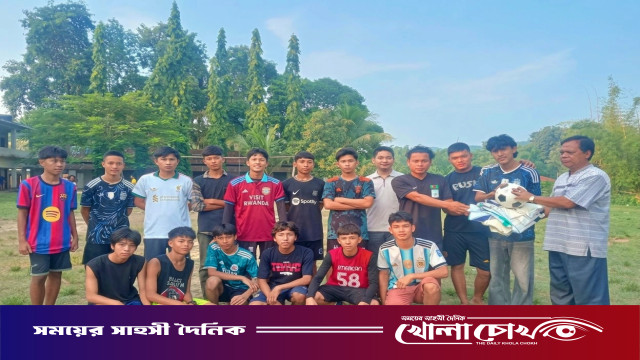 কাপ্তাইয়ে যুবসমাজকে মাদকমুক্ত রাখতে ক্রীড়াসামগ্রী উপহার দিলেন সমাজসেবক অজিত কুমার তঞ্চঙ্গ্যা