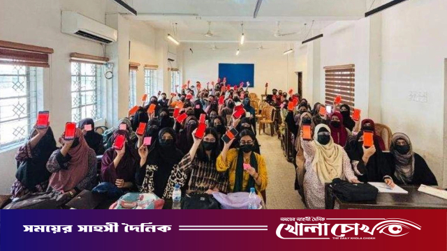 ঢাবি শিক্ষক তাসনিম সিরাজকে লাল কার্ড দেখালেন শিক্ষার্থীরা