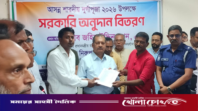 আগৈলঝাড়ায় দুর্গাপূজা উপলক্ষে ১৬১টি মণ্ডপে সরকারি চাল বিতরণ