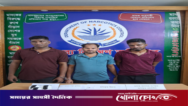 নোয়াখালীতে অটোরিকশার গ্যারেজ থেকে অস্ত্র ও ইয়াবাসহ গ্রেপ্তার ৩
