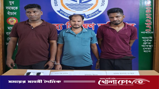 নোয়াখালীতে অটোরিকশার গ্যারেজ থেকে অস্ত্র ও ইয়াবাসহ গ্রেপ্তার ৩