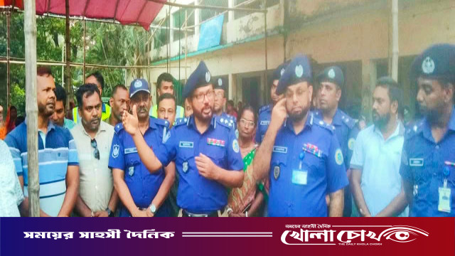 আগৈলঝাড়ায় বিভাগের বৃহত্তম দুর্গাপূজা মণ্ডপ পরিদর্শনে রেঞ্জ ডিআইজি জুলফিকার আলি হায়দার