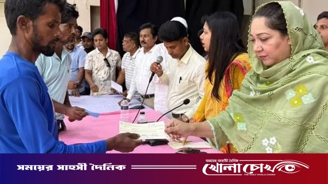ফরিদপুরে নদীভাঙন ও অগ্নিকাণ্ডে ক্ষতিগ্রস্তদের মাঝে ঢেউটিন ও আর্থিক সহায়তার চেক বিতরণ