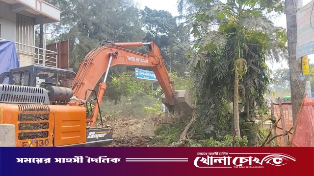 ফরিদপুর মেডিকেল কলেজ এলাকায় পৌরসভার পরিচ্ছন্নতা অভিযান: কমবে দুর্ঘটনার ঝুঁকি