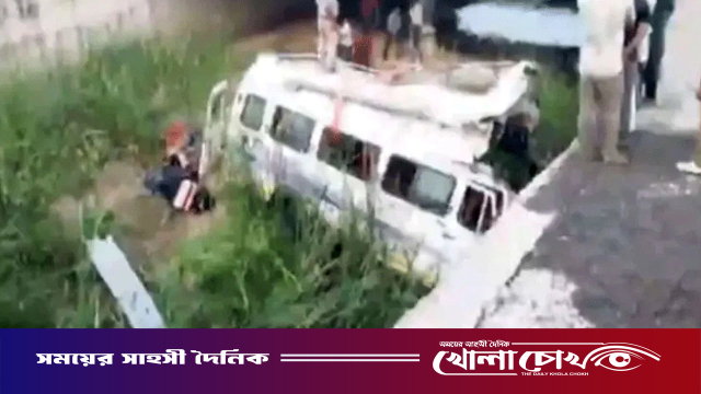 চালক ঘুমিয়ে পড়ায় বাস খাদে, নিহত ৮
