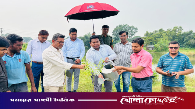 আত্রাইয়ে আঞ্চলিক মহাসড়কের সৌন্দর্যবর্ধনে ১৫০টি কৃষ্ণচূড়ার চারা রোপণ
