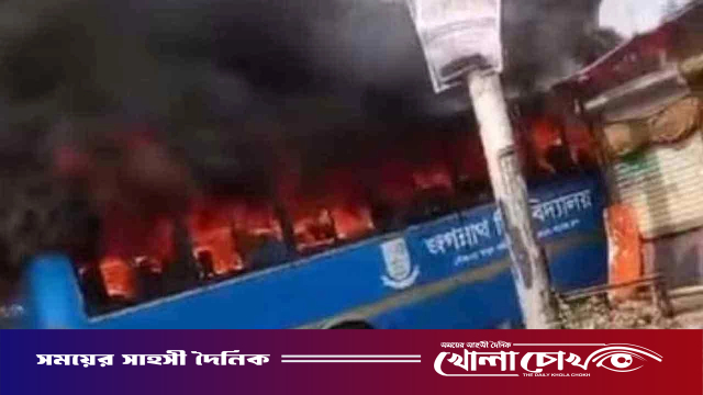 রাজধানীর মাতুয়াইল বাজারে জবির বাসে আগুন