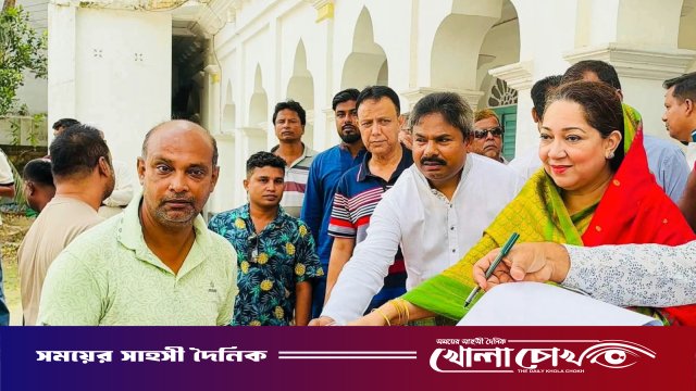 ফরিদপুরে পৌরসভার উদ্যোগে পূজামণ্ডপগুলোতে শাড়ি বিতরণ