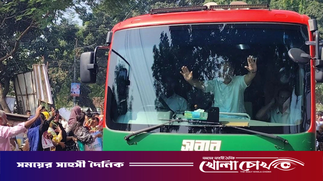 সৈয়দপুর পৌঁছেছেন প্রধানমন্ত্রী, বাস থেকে হাত নেড়ে শুভেচ্ছা জানালেন নেতাকর্মীদের