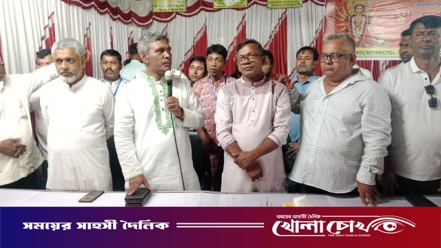 আলফাডাঙ্গায় পূজামণ্ডপে জেলা পরিষদ প্রশাসক পলাশ: সম্প্রীতির বার্তা দিয়ে শাড়ি ও অর্থ বিতরণ