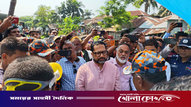 কালীগঙ্গা নদীতে ট্রলারডুবি: শিশুর মরদেহ উদ্ধার, মা নিখোঁজ; দুর্ঘটনাস্থলে প্রতিমন্ত্রী