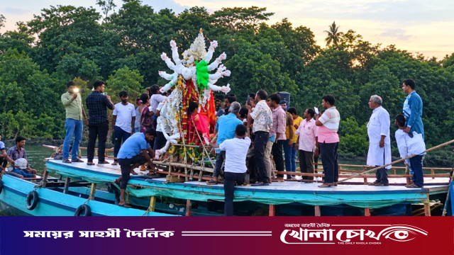কাপ্তাইয়ে কর্ণফুলীর বুকে নৌ শোভাযাত্রা ও অশ্রুসিক্ত নয়নে দেবী দুর্গাকে বিদায়